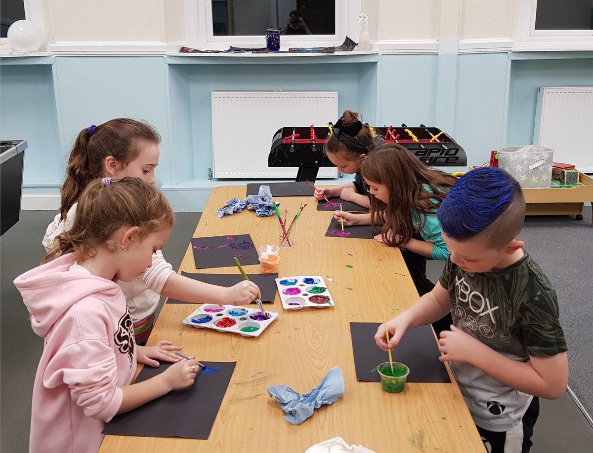Yipworld2000's tweet photo. In the spirit of bonfire night the kids painted their own fireworks while playing some games π #yipworld #youthworkchangeslives #Fireworks #art @CashBackScot https://t.co/jTsIkB2rOb