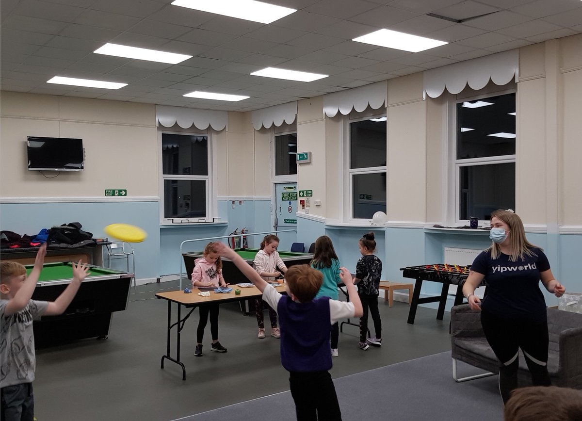 Yipworld2000's tweet photo. In the spirit of bonfire night the kids painted their own fireworks while playing some games π #yipworld #youthworkchangeslives #Fireworks #art @CashBackScot https://t.co/jTsIkB2rOb