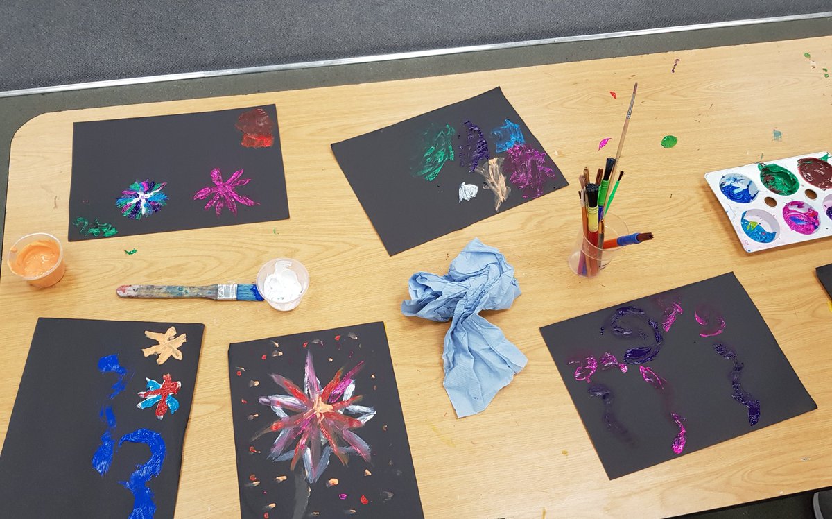 Yipworld2000's tweet photo. In the spirit of bonfire night the kids painted their own fireworks while playing some games π #yipworld #youthworkchangeslives #Fireworks #art @CashBackScot https://t.co/jTsIkB2rOb