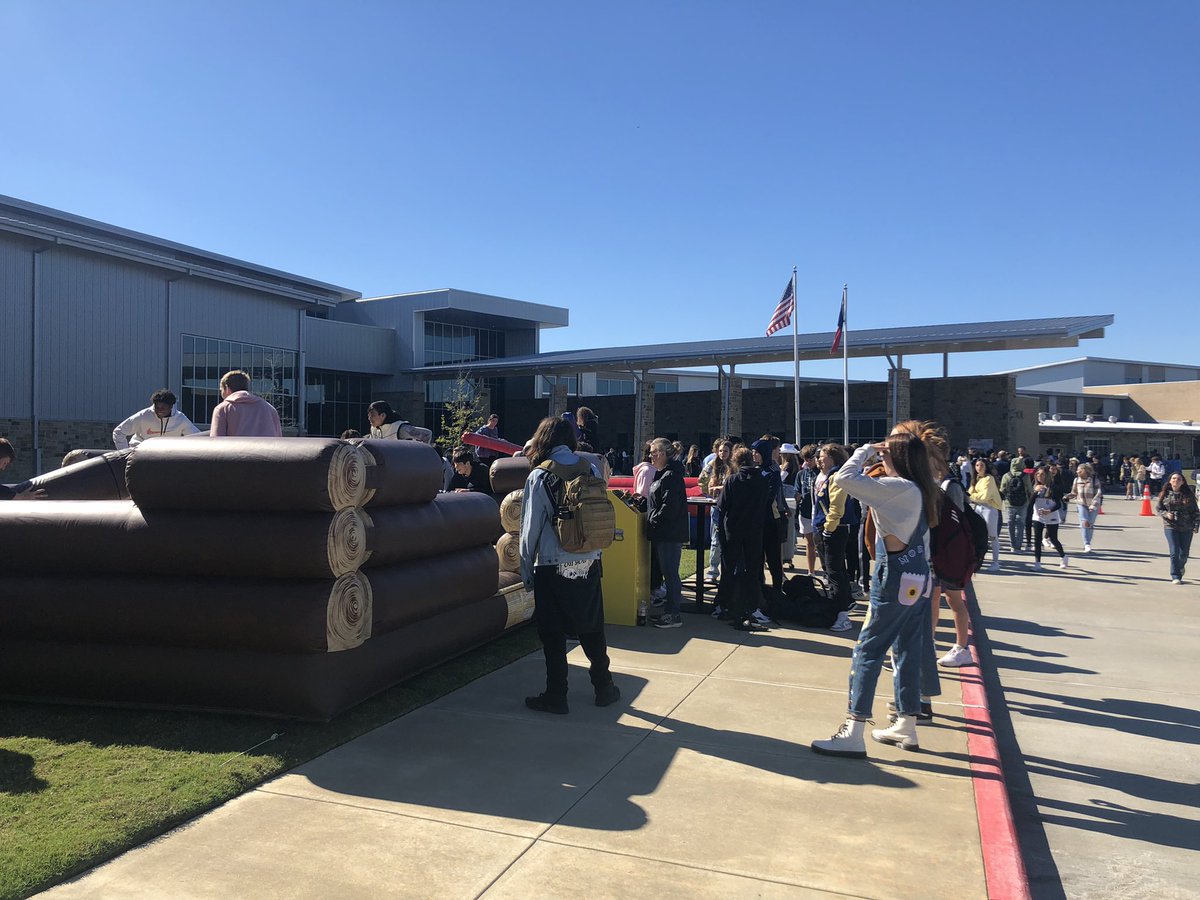 Miller_MHS's tweet photo. More pictures @LakeCreekHS @PhilTweaton @StoweFoSho @FlemingInTheDen @giffwhitehead @lakecreek_stuco https://t.co/GKQ9aZFCTR