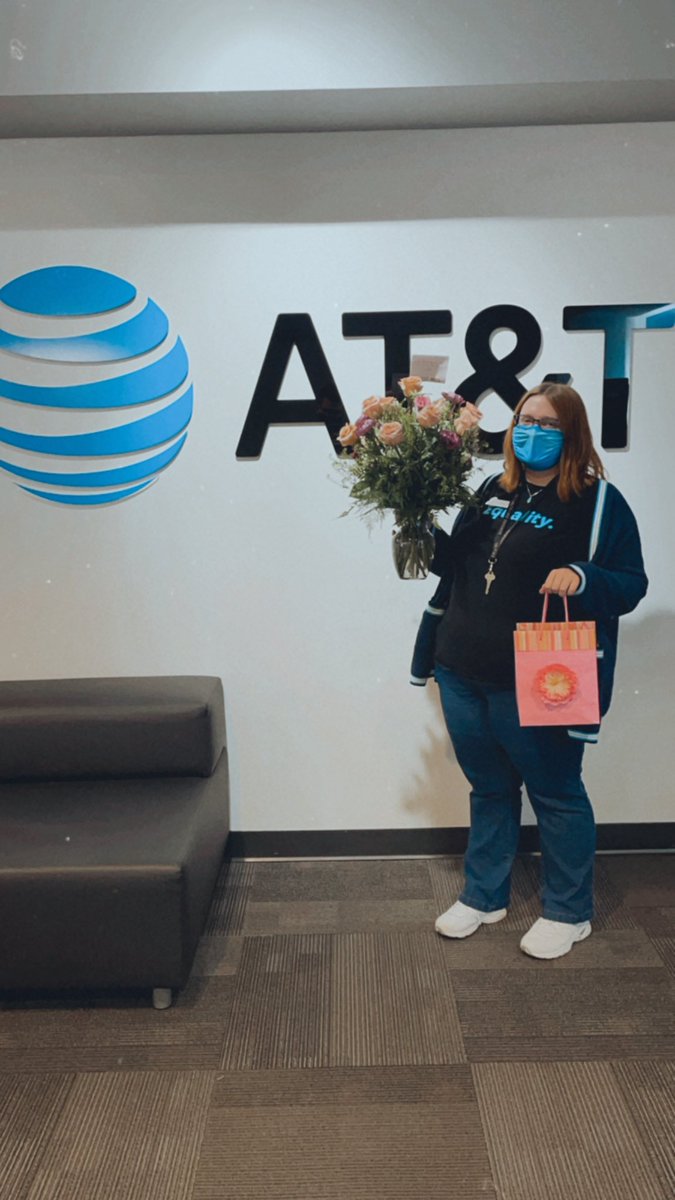 5 ⭐️ SERVICE!!!! Chelsea received these wonderful flowers and a sweet gift from her customers. She takes great pride in making sure everyone gets the best experience possible! And it shows! <a href="/AjDekken/">AJ Dekken</a> <a href="/inju_berry/">Inju Berry</a> @oliveiramikeO @BrianWest_OHPA #attemployee #winasone #lifeatatt