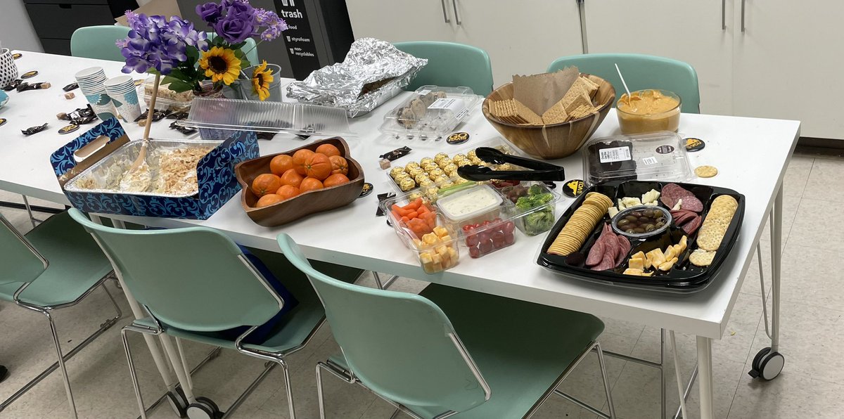 Kickin off college week with a FRIYAY TAILGATE <a href="/CrenshawCards/">Crenshaw Elementary</a> <a href="/DrLaurenWynne/">Lauren Wynne</a>