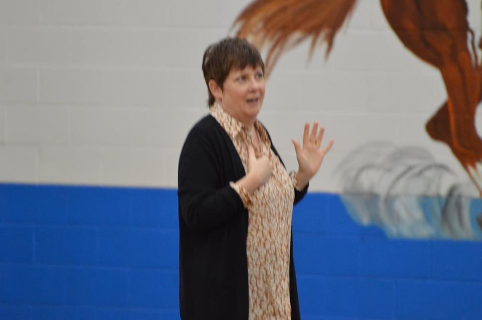 Midway_Middle's tweet photo. MMS hosted author Frances O'Roark Dowell on Thurs. She spoke in assemblies to all 3 grade levels and signed copies of her book for students, taking time to speak to each one. Many thanks to Mrs. Senger for all her hard work on the Simple Gifts grant that made this day possible. https://t.co/fIcVOmCdF8