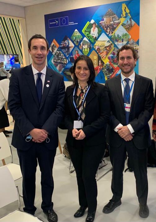 Nuestro país tiene los recursos para impulsar la industria del #HidrógenoVerde y reducir la huella de carbono. De este tema trató la charla de @PabloTerrazasL, el biministro @jcjobet y <a href="/MPazDeLaCruz/">Maria De La Cruz</a> en la #COP26. Puedes revisarla nuevamente en youtu.be/dPnX9lV2dJY