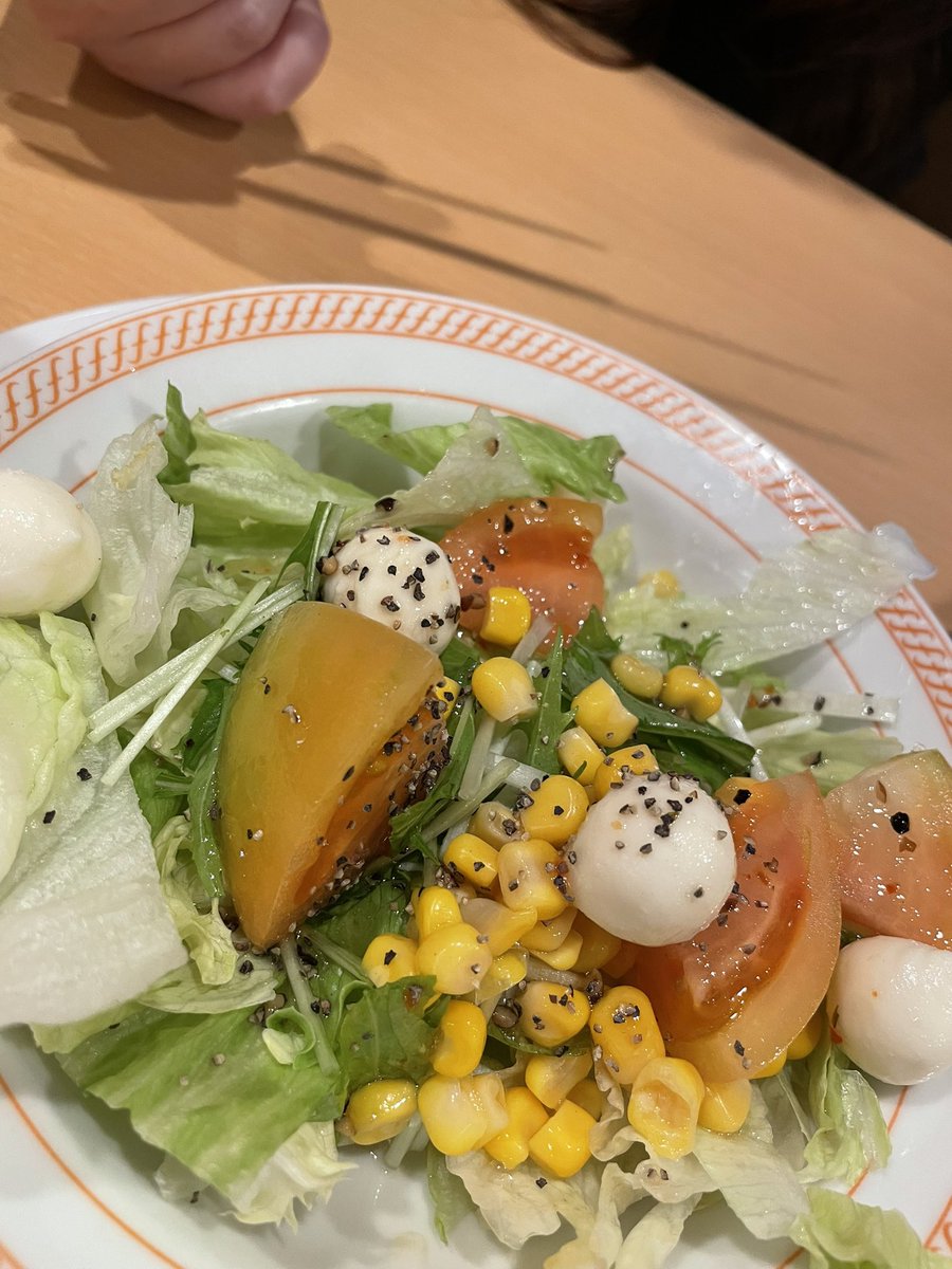 このトマトカチカチでやばかった店員さんに言ったら
トマト見せられて八百屋から来たのは全てこんな感じで
本部からもこれを出すように言われてるっていってた
じゃあしょうがないですねっていって
つくってくれたしキャンセルせずに
トマト以外食べたけど
だとしたら本部はやばいな