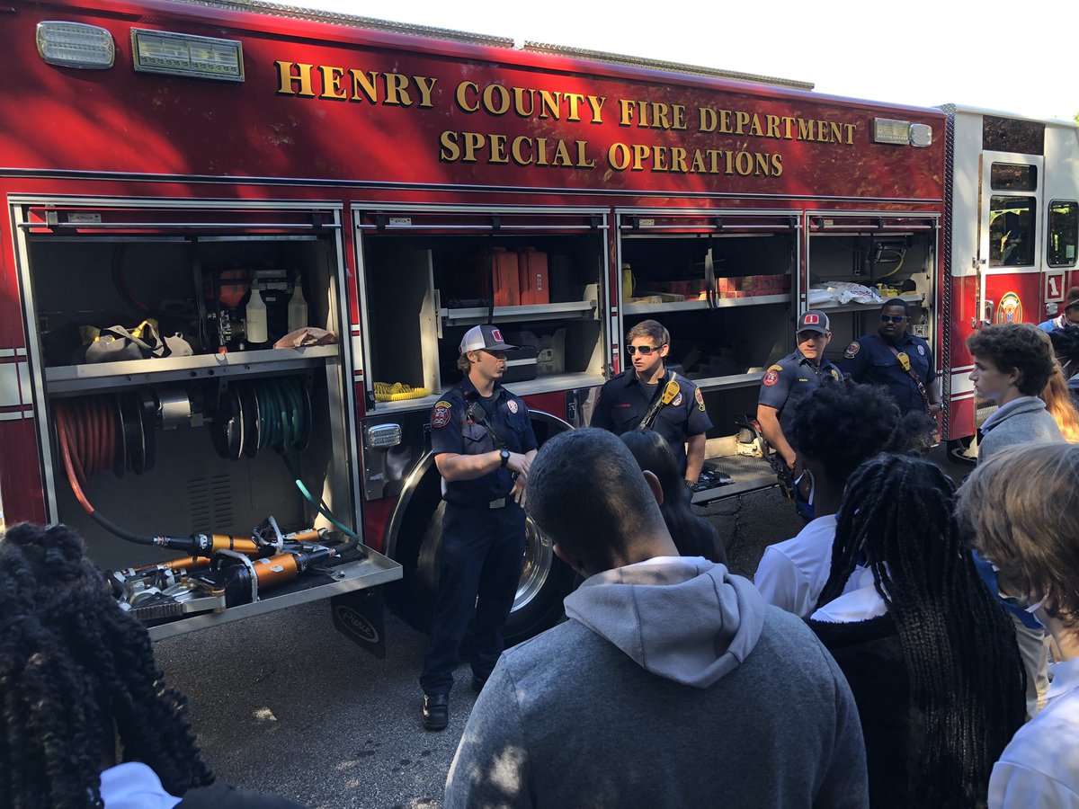 YLHenry's tweet photo. You’re never too old to ask to get in the fire truck and run the lights, right!? 🚒 ❤️🚨
Our students had a whole lot of fun hearing from our county firefighters about what they do and how all their neat gadgets work during our Public Safety Day. #FireFighters #ForeverYoung https://t.co/3XmaRsIPAS
