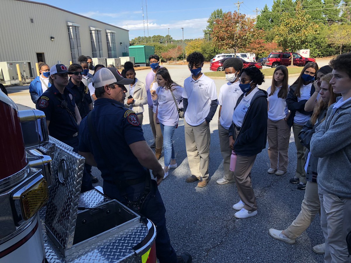 YLHenry's tweet photo. You’re never too old to ask to get in the fire truck and run the lights, right!? 🚒 ❤️🚨
Our students had a whole lot of fun hearing from our county firefighters about what they do and how all their neat gadgets work during our Public Safety Day. #FireFighters #ForeverYoung https://t.co/3XmaRsIPAS
