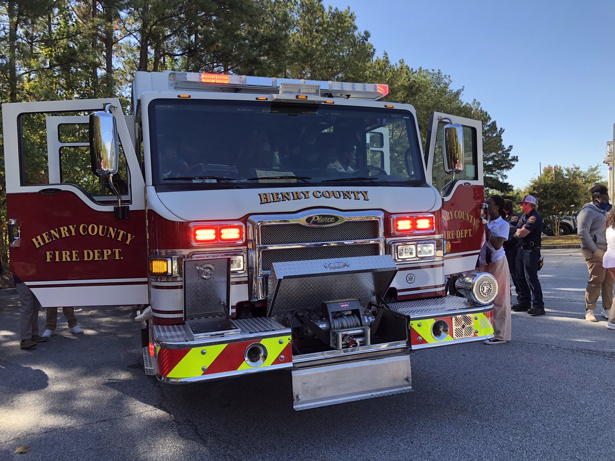 YLHenry's tweet photo. You’re never too old to ask to get in the fire truck and run the lights, right!? 🚒 ❤️🚨
Our students had a whole lot of fun hearing from our county firefighters about what they do and how all their neat gadgets work during our Public Safety Day. #FireFighters #ForeverYoung https://t.co/3XmaRsIPAS