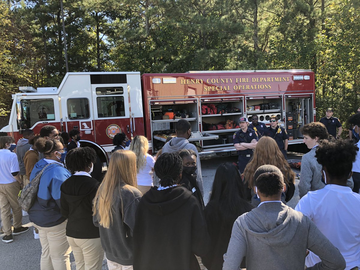 YLHenry's tweet photo. You’re never too old to ask to get in the fire truck and run the lights, right!? 🚒 ❤️🚨
Our students had a whole lot of fun hearing from our county firefighters about what they do and how all their neat gadgets work during our Public Safety Day. #FireFighters #ForeverYoung https://t.co/3XmaRsIPAS