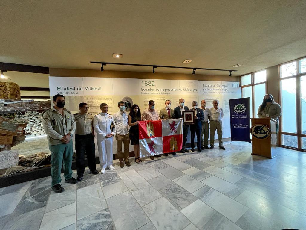 parquegalapagos's tweet photo. #SanCristóbal | Navegantes del barco PROSS, cónsul de España en Ecuador, Jorge Friend y autoridades locales develan placa en homenaje a Fray Tomás de Berlanga, en el Centro de Interpretación Gianni Arismendi, al conmemorar el V Centenario de la 1era Circunnavegación de la Tierra. https://t.co/SPILH97ZyT