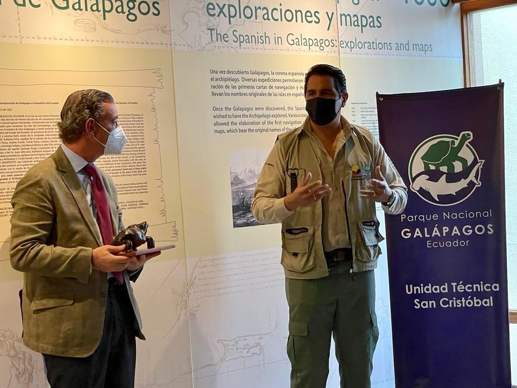 parquegalapagos's tweet photo. #SanCristóbal | Navegantes del barco PROSS, cónsul de España en Ecuador, Jorge Friend y autoridades locales develan placa en homenaje a Fray Tomás de Berlanga, en el Centro de Interpretación Gianni Arismendi, al conmemorar el V Centenario de la 1era Circunnavegación de la Tierra. https://t.co/SPILH97ZyT