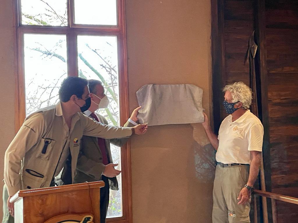 parquegalapagos's tweet photo. #SanCristóbal | Navegantes del barco PROSS, cónsul de España en Ecuador, Jorge Friend y autoridades locales develan placa en homenaje a Fray Tomás de Berlanga, en el Centro de Interpretación Gianni Arismendi, al conmemorar el V Centenario de la 1era Circunnavegación de la Tierra. https://t.co/SPILH97ZyT