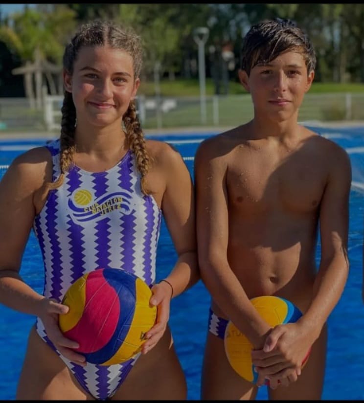cn_jerez's tweet image. Waterpolo. Nuestros waterpolistas Julio Herrero y Alba Ruiz siguen en la cresta del waterpolo andaluz. Este fin de semana volverán a la tecnificación de la FAN en categoría infantil, que sirve para elegir a las selwcciones andaluzas femenina y masculina. ¡Enhorabuena! @DKVSeguros