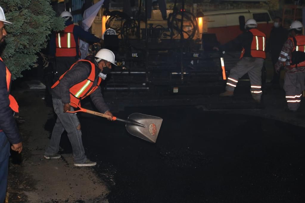 EspejosRevista's tweet photo. Explicó que estos trabajos se hacen de madrugada para evitar
congestionamientos de tránsito en la zonas y reiteró que su será 24/7.
#TuAlcaldíaAliada #RevistaEspejos #TuReflejo #UnaMiradaALaVidaCotidiana #SoyGigiSalazar 📝📸🎤 https://t.co/qRqyPeVV5F