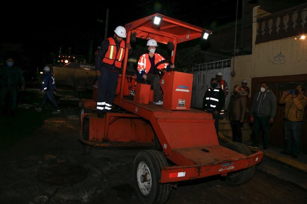EspejosRevista's tweet photo. Explicó que estos trabajos se hacen de madrugada para evitar
congestionamientos de tránsito en la zonas y reiteró que su será 24/7.
#TuAlcaldíaAliada #RevistaEspejos #TuReflejo #UnaMiradaALaVidaCotidiana #SoyGigiSalazar 📝📸🎤 https://t.co/qRqyPeVV5F