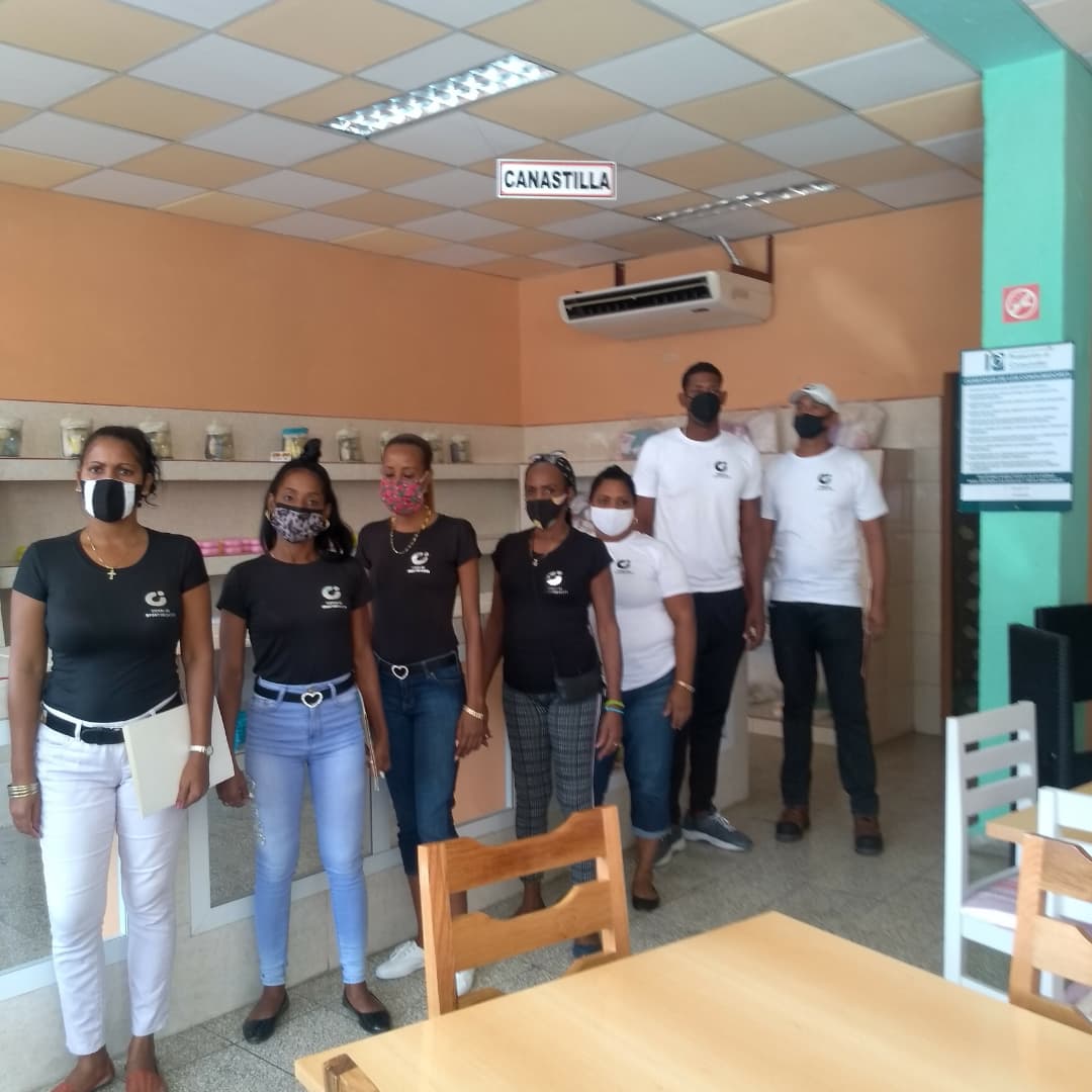 PrensaGtmo's tweet photo. 👉👉👉En la mañana de hoy quedó oficialmente inaugurada la primera tienda de venta a plazos en la ciudad de #Guantánamo, ubicada en el complejo de Cuartel y el 4 Norte, según informó en Twitter la Empresa Municipal de Comercio. #Cuba @MiGuantanamo @VenceremosCuba @MincinCuba https://t.co/ZsMICGuUAM