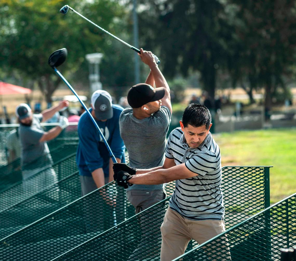 THE FRIDAY BEE: The pandemic drove new golfers to find the appeal of the greens. Sacramento golf courses aim to turn that cash boon into a boom. ⛳ | #Thread 📸: Photo by @HectorJAmezcua