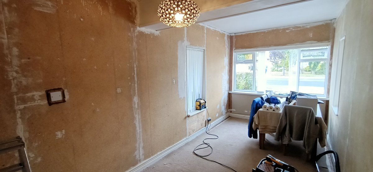 brooksdecor71's tweet image. Not posted much recently due to a few personal issues I've been dealing with.
Anyway here's a room I've been working on in-between jobs that was completed today.
Coving Fitted
Walls/Ceilings prepared and lined with @Wallrocklining then painted with @JohnstonesTrade @Tikkurila_UK