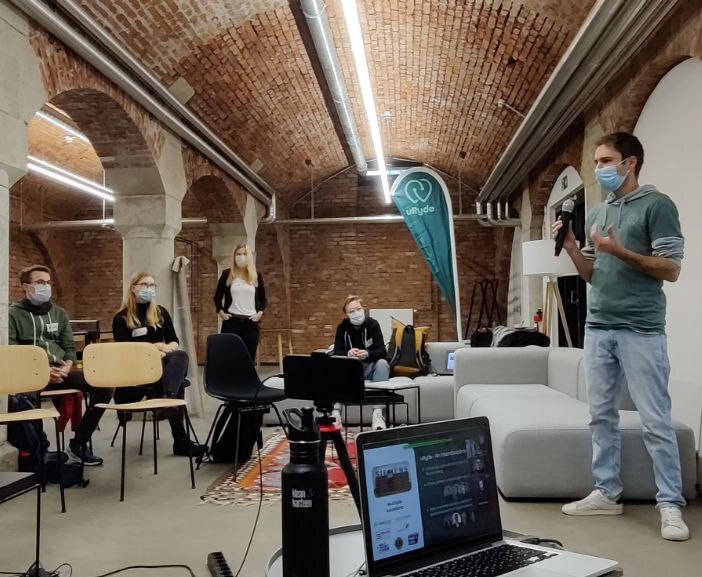 uryde_mobility's tweet photo. In Zusammenarbeit mit der #FAU werden im WS 20/21 knapp 40 Studenten daran arbeiten eine nachhaltigere #Mobilität für die FAU zu schaffen.
Vergangenen Freitag waren diese im #ZOLLHOF - Tech Incubator zu Gast um gemeinsam mit uns den Startschuss zum Projekt zu geben.
#uryde https://t.co/cbhwmYMN9Q