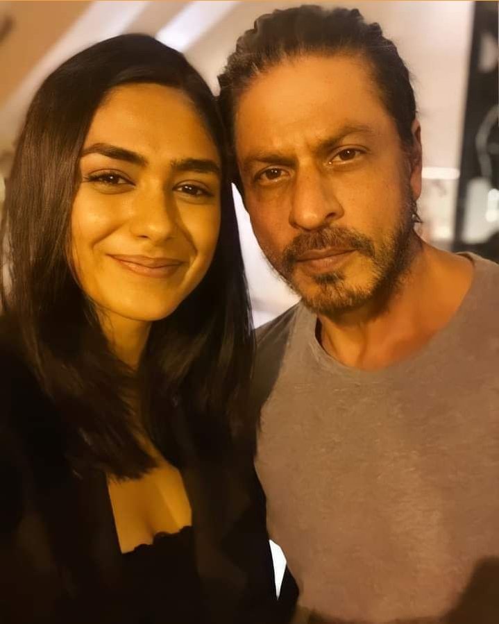 iam_arfatSRKian's tweet photo. "I am in love with Shah Rukh Khan. He has that charm. If I ever get to work with him I don’t know if I would even perform or just end up looking at him."- @mrunal0801 https://t.co/681XE91FaU