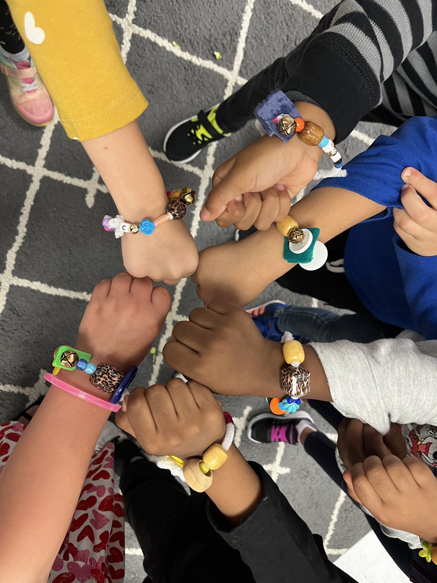 greenbentleyART's tweet photo. Bracelet making in kinder art using fine motor skills ❤️ @greenexplorers @KendraScott #watchoutKendra #thisishowitbegins https://t.co/psYjVJ48AL