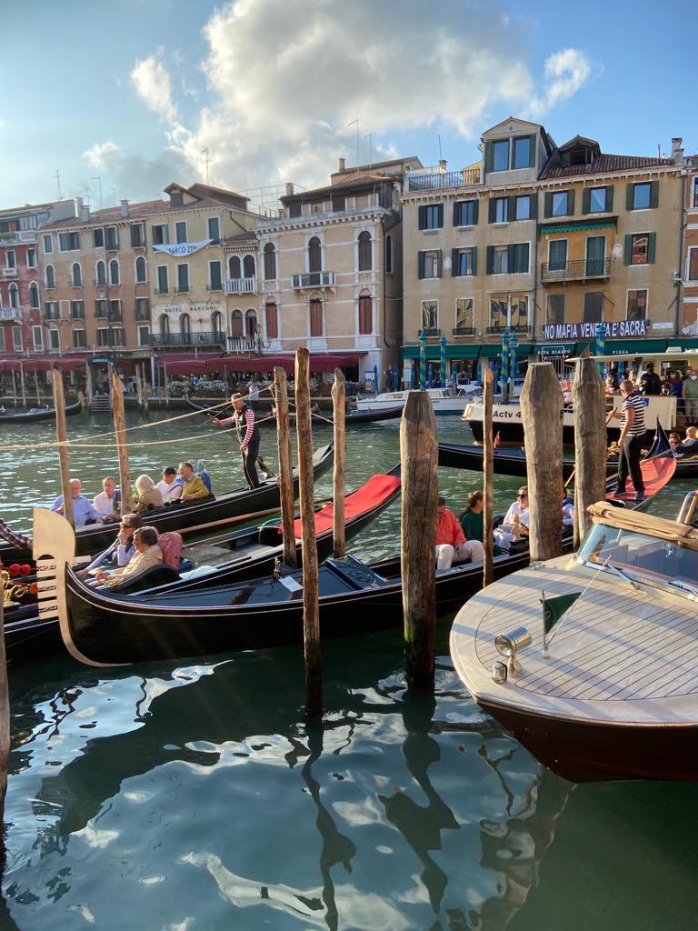 ArmagnacNews's tweet photo. A #venise, #italie, la #compagniedesmousquetairesdarmagnac vient de tenir un chapitre. 

#armagnac #spirit #gascogne #eaudevie #cocktails #gers #landes #lotetgaronne #Occitanie 

#NouvelleAquitaine #gastronomie #whisky #gin #rhum #cognac #calvados #cigar https://t.co/7sNgUmYnnk