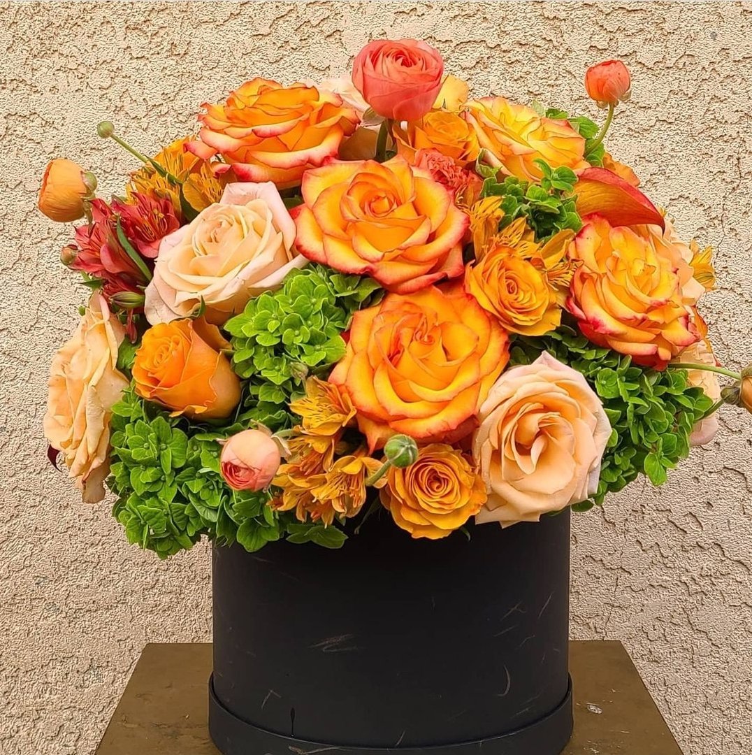 FlowersPmg's tweet photo. Orange happy it's Friday!! 
#Friday #FridayVibes #festivevibes #happy #FlowersOnFriday #flowerphotography #Autumnvibes #AutumnFalls #Flowers #shoplocalla https://t.co/x8bXyZ4ehw