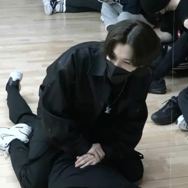 vantwomin's tweet photo. Rt si amas a Felix con ropa negra 
 #MAMAVOTE #straykids https://t.co/FnqOrRY67Q