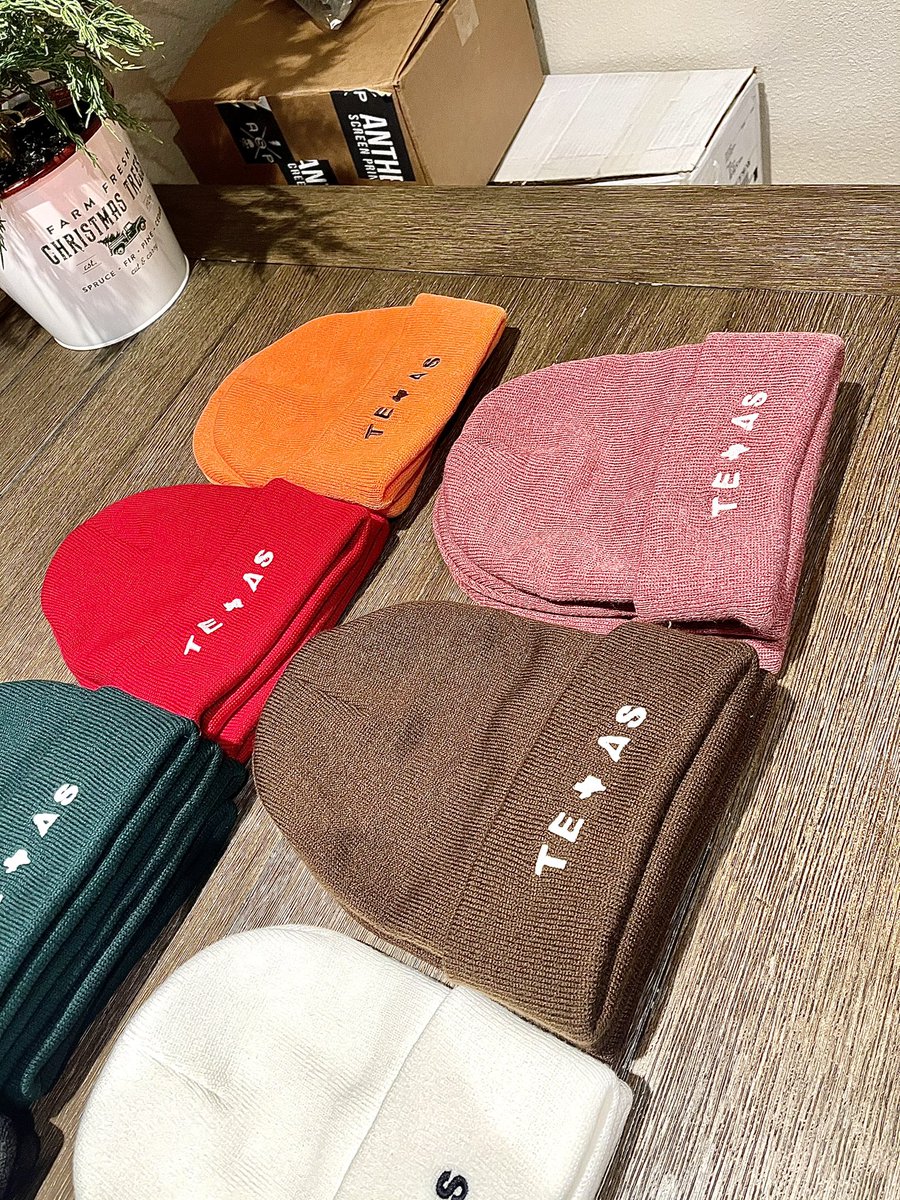 JohnDavidCas's tweet photo. 🚨 TWITTER GIVE-AWAY 🚨 

After selling 400 Texas beanies I want to say THANK YOU by giving away 5 Free Ones 🧢 

Just RT &amp; FAV this post 👍🏼

I’ll pick 5 random people ☑️
(Make sure to FOLLOW so I can get a good mailing for next week.) https://t.co/LhDbElI1Nb