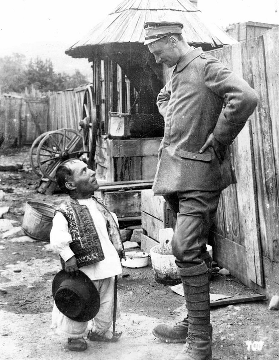 HistoryFoto's tweet photo. Солдат немецкого альпийского корпуса беседует с румынским крестьянином. Румыния. 1916 г. Первая мировая. https://t.co/0pZif3QOiW