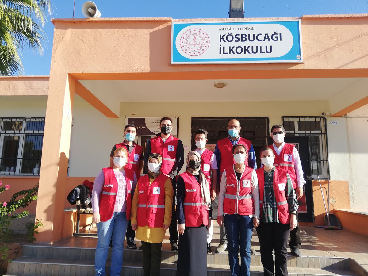 Kızılay haftası kutlama etkinliklerimizi İlçe Kızılay Başkanı Necati ŞEVİK ve gönüllü Mustafa DEMİR hocalarımızın katılımı ile  gerçekleştirdik.Ayrıca Kızılay gönüllülerinin ikramlarıyla öğrencilerimiz mutlu oldular.Emeği geçen herkese teşekkürler ediyoruz @Erdemli_MEB <a href="/MersinMEM/">Mersin İl Millî Eğitim Müdürlüğü</a>