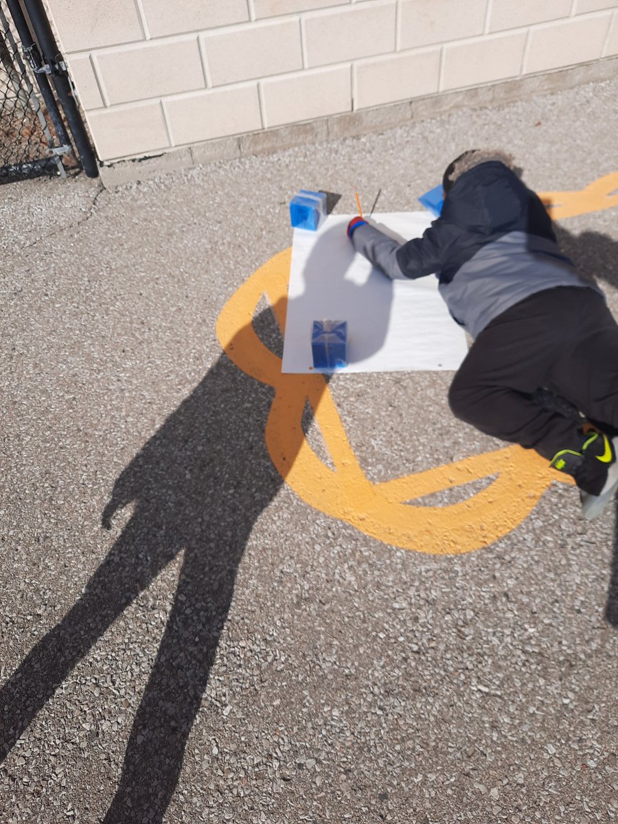 MsNurse03's tweet photo. Grade ones exploring shadows &amp; making shadow drawings. @ZohrinM @RedWillowPS https://t.co/pzExY5hS9P