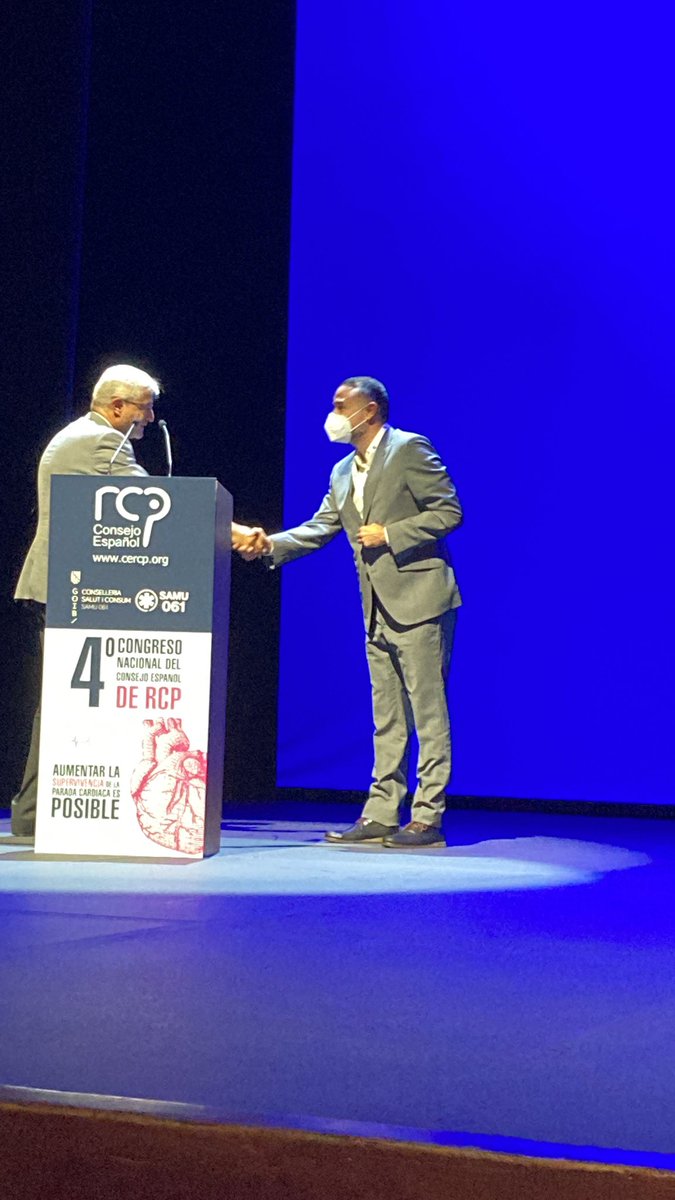 ConsEspRCP's tweet photo. El Premio de Honor del #CERCP este año se ha dedicado al desarrollo de la vacuna del coronavirus, recoge el premio Pablo Navarro en nombre del profesor Ugur Sahin, CEO de BioNTech. https://t.co/yfQgPD7XZW