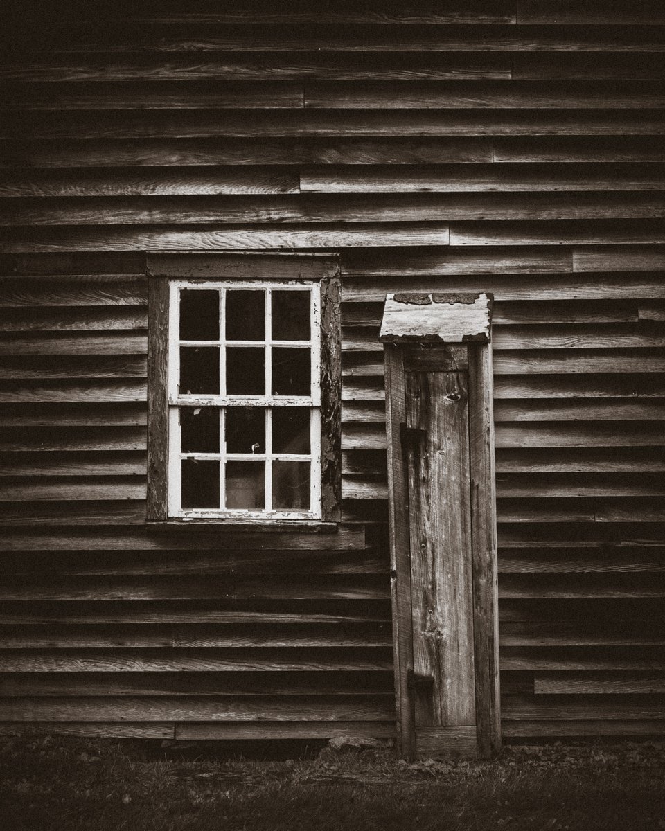 GluedThumbs's tweet photo. Pennsylvania oubliette : 1860
Back in those days when children misbehaved, they were put in the outdoor oubliette until they learned some manners.
#fakehistory #oubliette #learnsomemanners https://t.co/kgBQkGU3xx