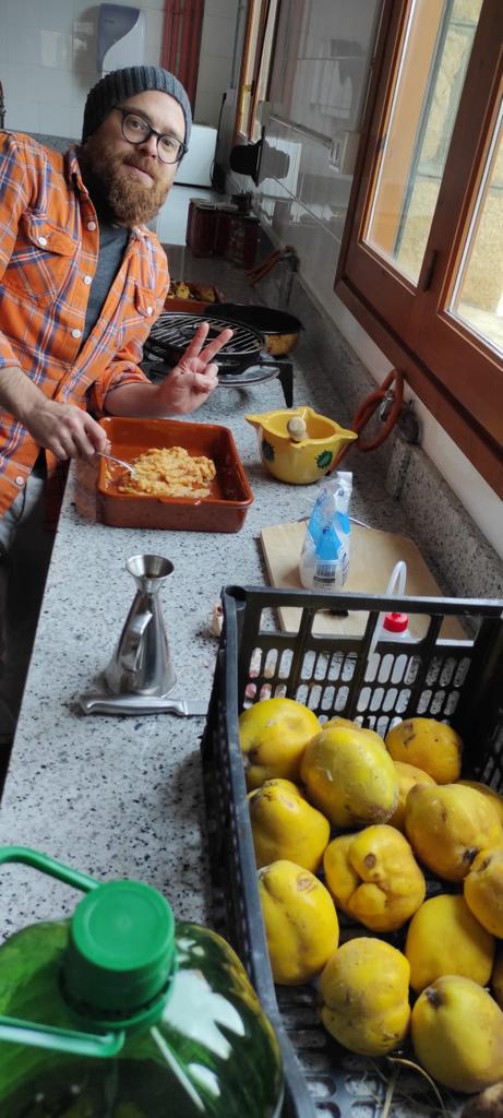 eapallars's tweet image. A l'#EAPallars hem après a fer #allioli de #codony i el vam presentar al concurs d'allioli de la Fira del Codony 🍋 de #Tremp (@ajtremp). Encantats de poder-hi participar i aprendre el procés d'elaboració d'aquest producte tan característic de la nostra terra i #gastronomia!