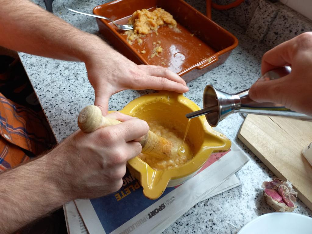 eapallars's tweet image. A l'#EAPallars hem après a fer #allioli de #codony i el vam presentar al concurs d'allioli de la Fira del Codony 🍋 de #Tremp (@ajtremp). Encantats de poder-hi participar i aprendre el procés d'elaboració d'aquest producte tan característic de la nostra terra i #gastronomia!