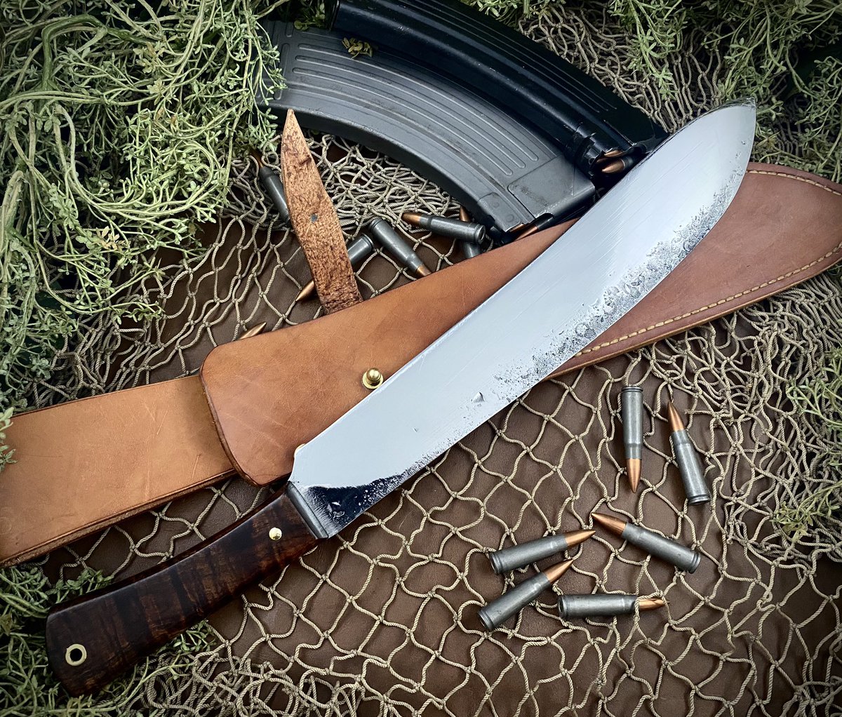 DiplomaticArrow's tweet photo. The Warlord -  18.75” overall length with a 12” sharp a$$ edge! Made out of 1075 high carbon steel, with a spine thickness of .3/16” and a distal tapered handle. The handle material is stabilized Koa with domed brass pin and lanyard hole. 

Thanks for looking! https://t.co/wSCBqOPSyC