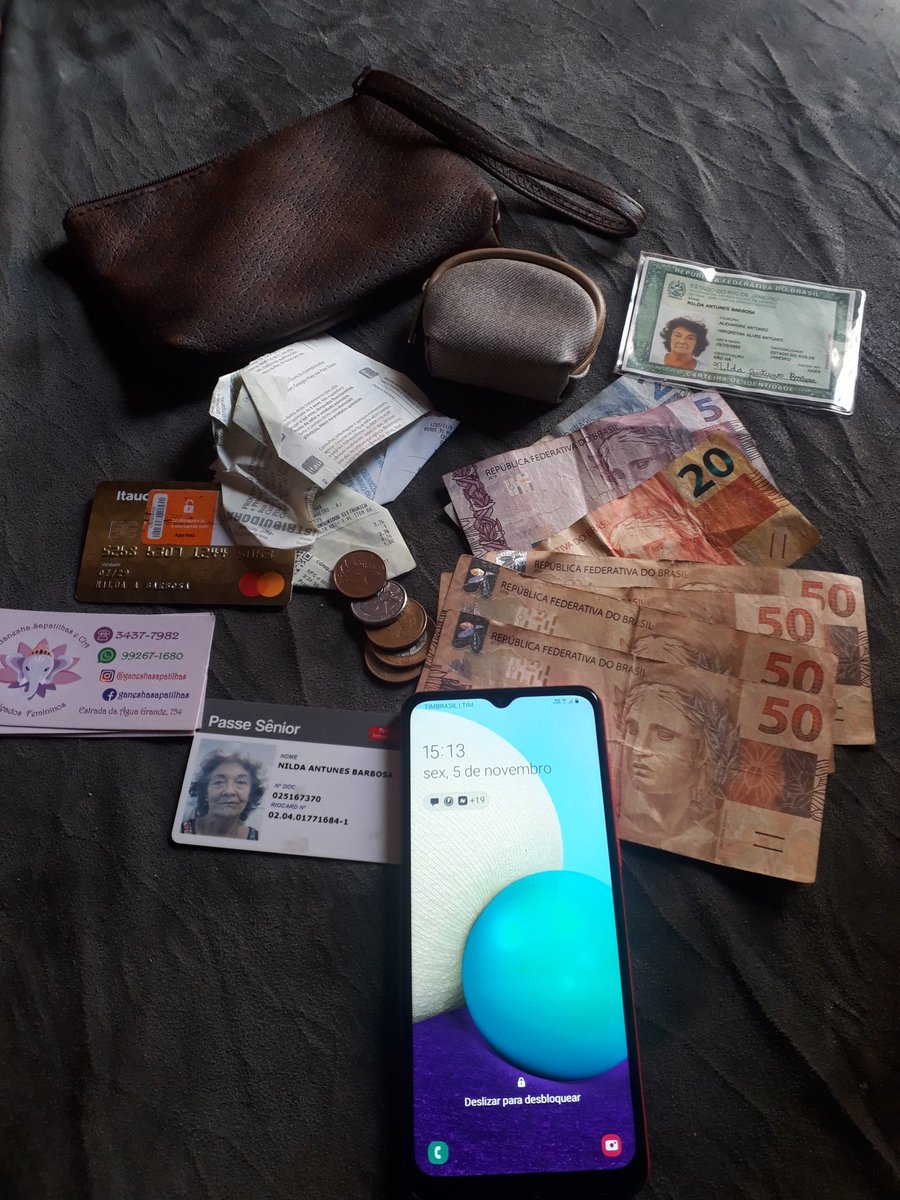cheubar21's tweet photo. Pessoal, achei uma bolsa em Vista Alegre com todos os pertences da Dona Nilda Antunes Barbosa. https://t.co/Wn54ciHJ8q