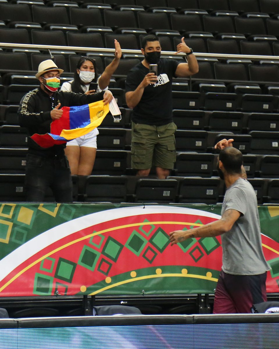 FVBbasketball's tweet photo. 🇻🇪 Figuras. Dentro y fuera de la cancha.

@josegvargas10 &amp; @LuisBethelmy. https://t.co/08E2TCiIvK