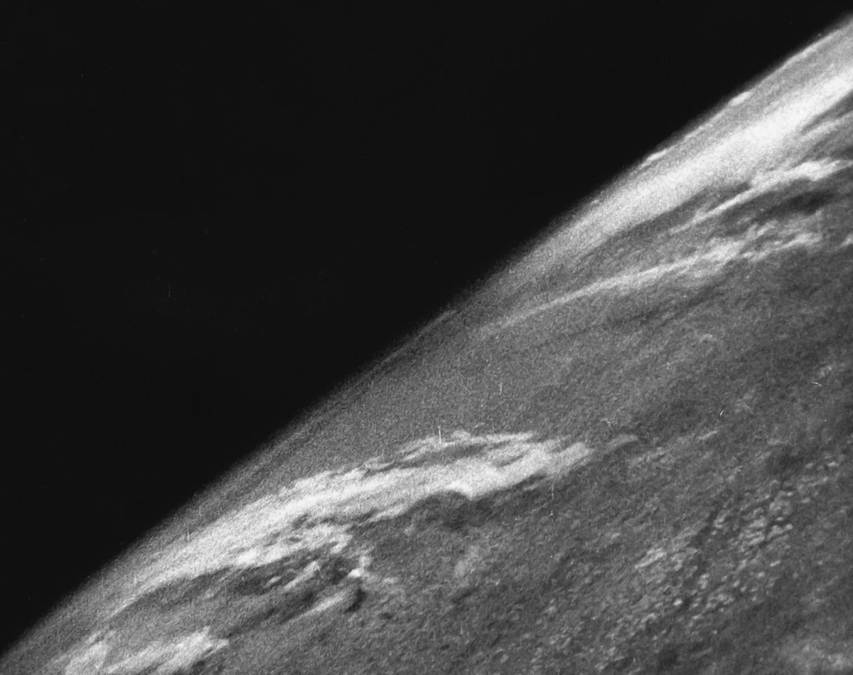 MdlScience's tweet photo. Première photo de l'espace prise il y a 75 ans par rapport à aujourd'hui 🌍 https://t.co/iq94RWl3po