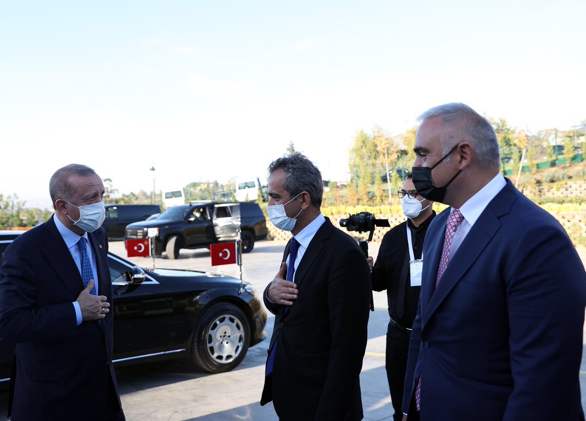 Cumhurbaşkanımız Sayın <a href="/RTErdogan/">Recep Tayyip Erdoğan</a>'ın teşrifleriyle Palet Türk Müziği İlkokulu'nun açılışını yaptık. 

Bakanlığımız sanatçılarının da katkı sunacağı bu eğitim yuvasından filizlenecek yeteneklerin donanımlı sanatçılar olarak ülkemizi dünyada başarıyla temsil edeceğine inanıyorum.