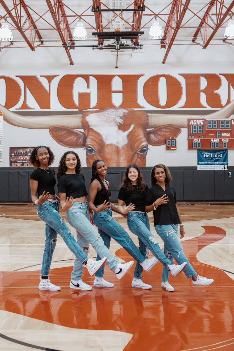 ashleypham27's tweet photo. silence your phone... the show is about to begin🎥 #seniorseason 
@Dobie_GBB https://t.co/J2JXKryqVZ