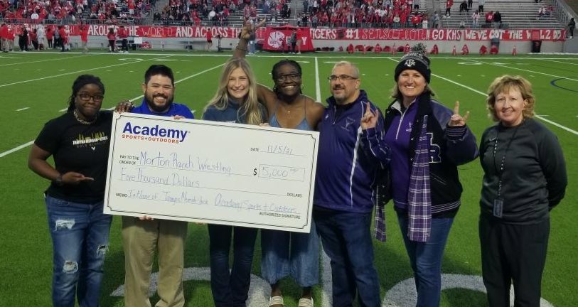 KatyISDAthletic's tweet photo. At the Morton Ranch football game tonight, Olympic Gold Medalist Tamyra Mensa-Stock presented a $5,000 check to @MortonRanchWres from Academy Sports &amp; Outdoors.

It was an honor to meet this remarkable young lady! https://t.co/fzQxLgbwCB