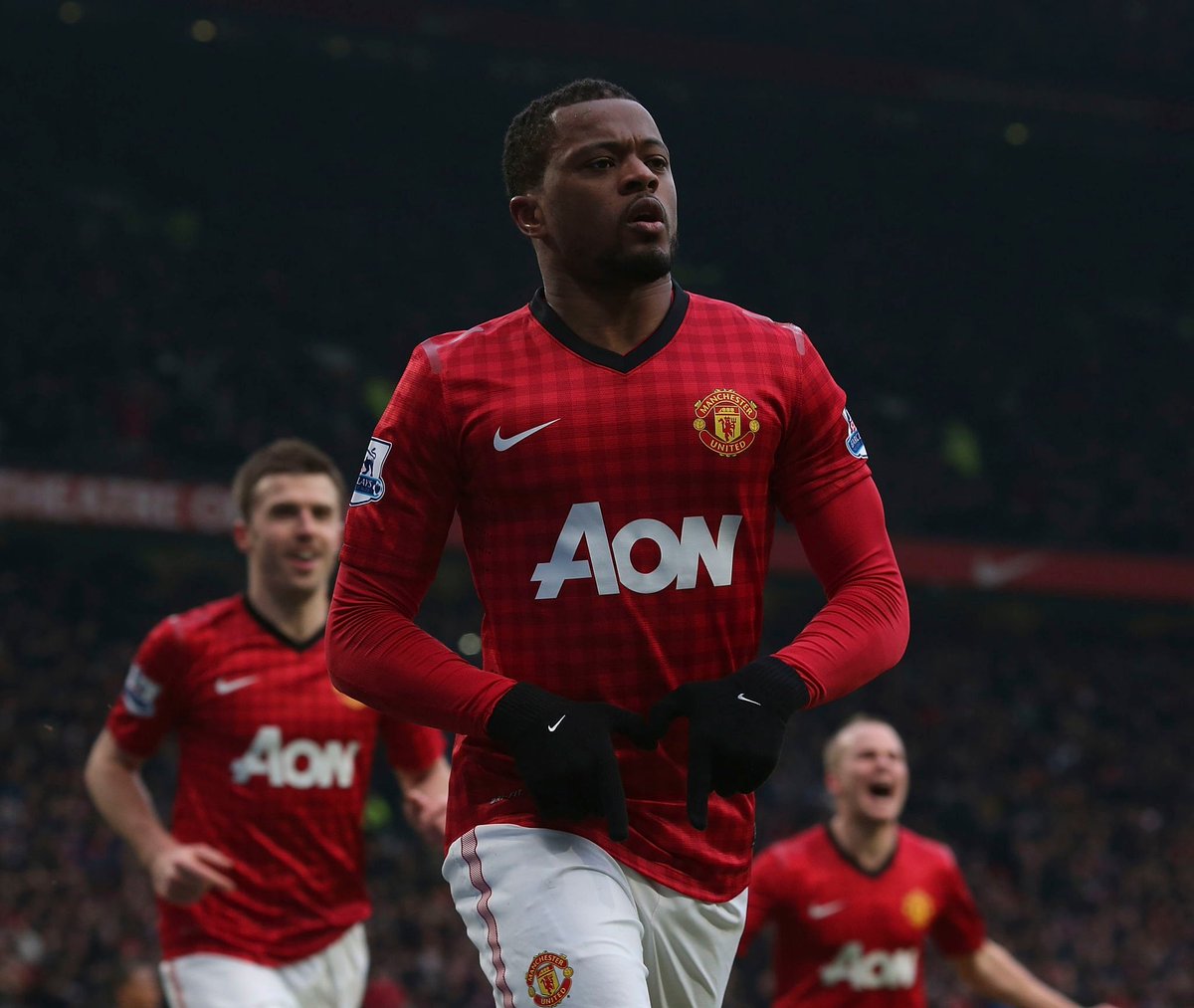 MUnitedFR's tweet photo. Evra : "Gagner contre Chelsea signifiait que vous alliez remporter le titre. Gagner contre Liverpool, c'était battre l'ennemi. Gagner contre Arsenal, c'était gagner contre nos petits. Gagner contre City, c'était juste battre le voisin. Ils n'étaient pas des concurrents." #MUFC https://t.co/KpXJGE4gyh