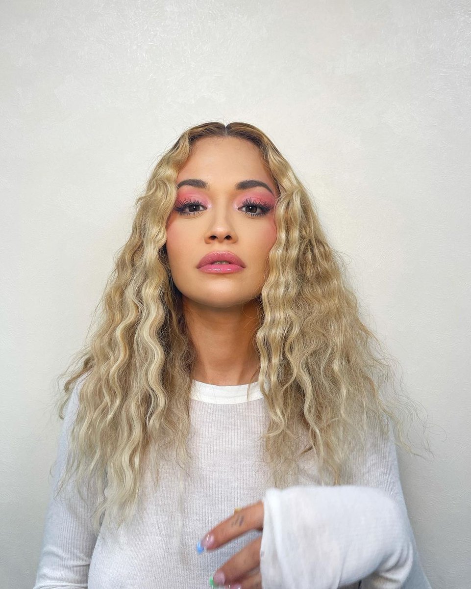 RitaOra's tweet photo. Remember remember the 5th of November 💥 happy weekend lovers! https://t.co/844Kd0n13s