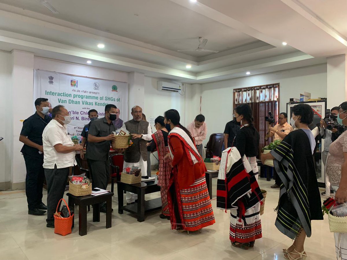 Pra87's tweet photo. Happy to report about  the Interaction Programme of VanDhan SHGs with  Hon'ble Chief Minister, Hon'ble Forest Minister, ACS/Forests, DFOs,  on 5.11.2021 at CM's Darbar Hall, Imphal, Manipur @MundaArjun @adgpib_nb @VanDhanSeVikas @PIBTribal @PIBImphal @mygovindia @CEOMyGovIndia https://t.co/Uv5brMH3M9