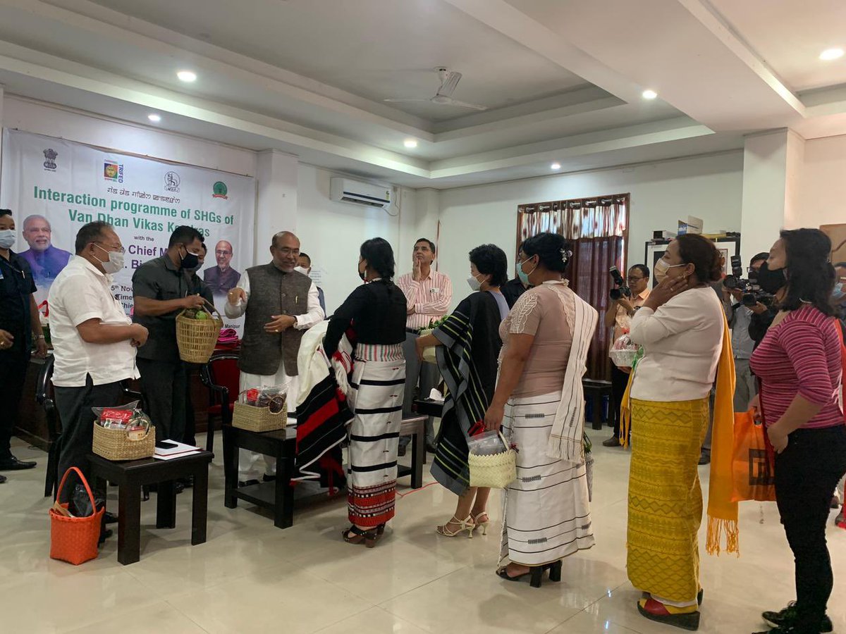 Happy to report about  the Interaction Programme of VanDhan SHGs with  Hon'ble Chief Minister, Hon'ble Forest Minister, ACS/Forests, DFOs,  on 5.11.2021 at CM's Darbar Hall, Imphal, Manipur <a href="/MundaArjun/">Arjun Munda</a> <a href="/adgpib_nb/">Nanu Bhasin</a> <a href="/VanDhanSeVikas/">TRIFED</a> <a href="/PIBTribal/">PIB Tribal Affairs</a> <a href="/PIBImphal/">PIB in Manipur</a> <a href="/mygovindia/">MyGovIndia</a> <a href="/CEOMyGovIndia/">CEO MyGov</a>