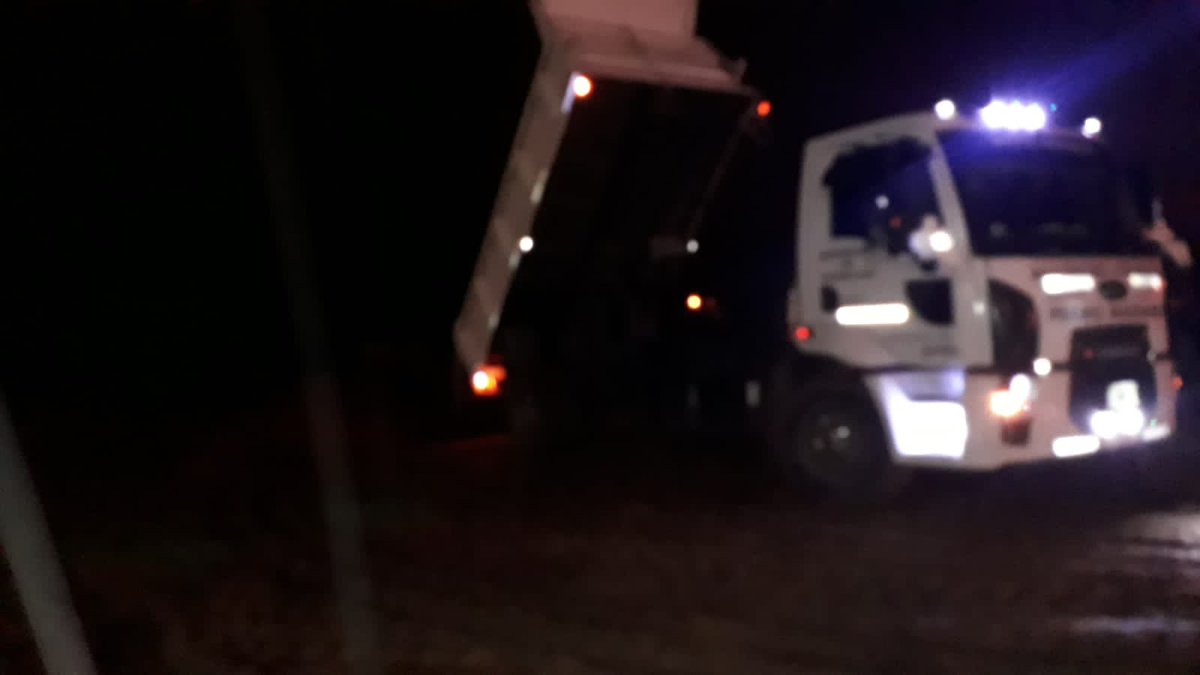 🚛 A pesar de las inclemencias climáticas los equipos municipales continúan realizando los viajes para el traslado de Ripio. 

Se depositará en el terreno donde se viene acopiando para posteriormente ubicarlo en el camino que conduce a la Legua 53. 🚧 🏘#ColoniaElisa crece