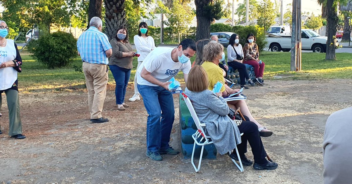 Crosasmaule's tweet photo. Con los vecinos de #Curico contándoles nuestras propuestas para llegar al concejo regional este  21 de noviembre   
Vote 152 #CarlosRosas #ATodasPorElMaule https://t.co/XdANMvDcVD