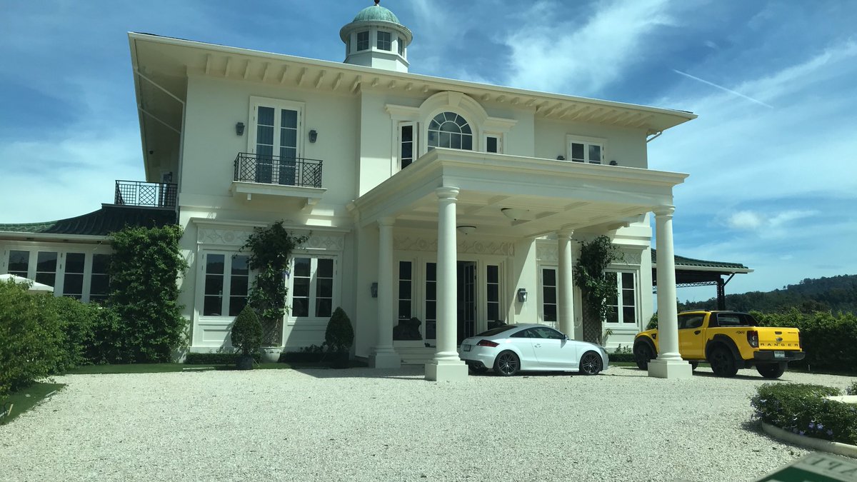 EmceeAble's tweet photo. Getting excited to #host tonight’s Rotary Vanderbilt #Fundraiser. I can’t wait and this mansion is one of a kind!
#luxuryeventhost #galadinner #ImSoExcited #professionalpresenter #AbleWanamakok #MCsuperstar #celebrityhost #trilingualmc #mc #emcee #thailand #MCAsia https://t.co/P9eLmmmjel